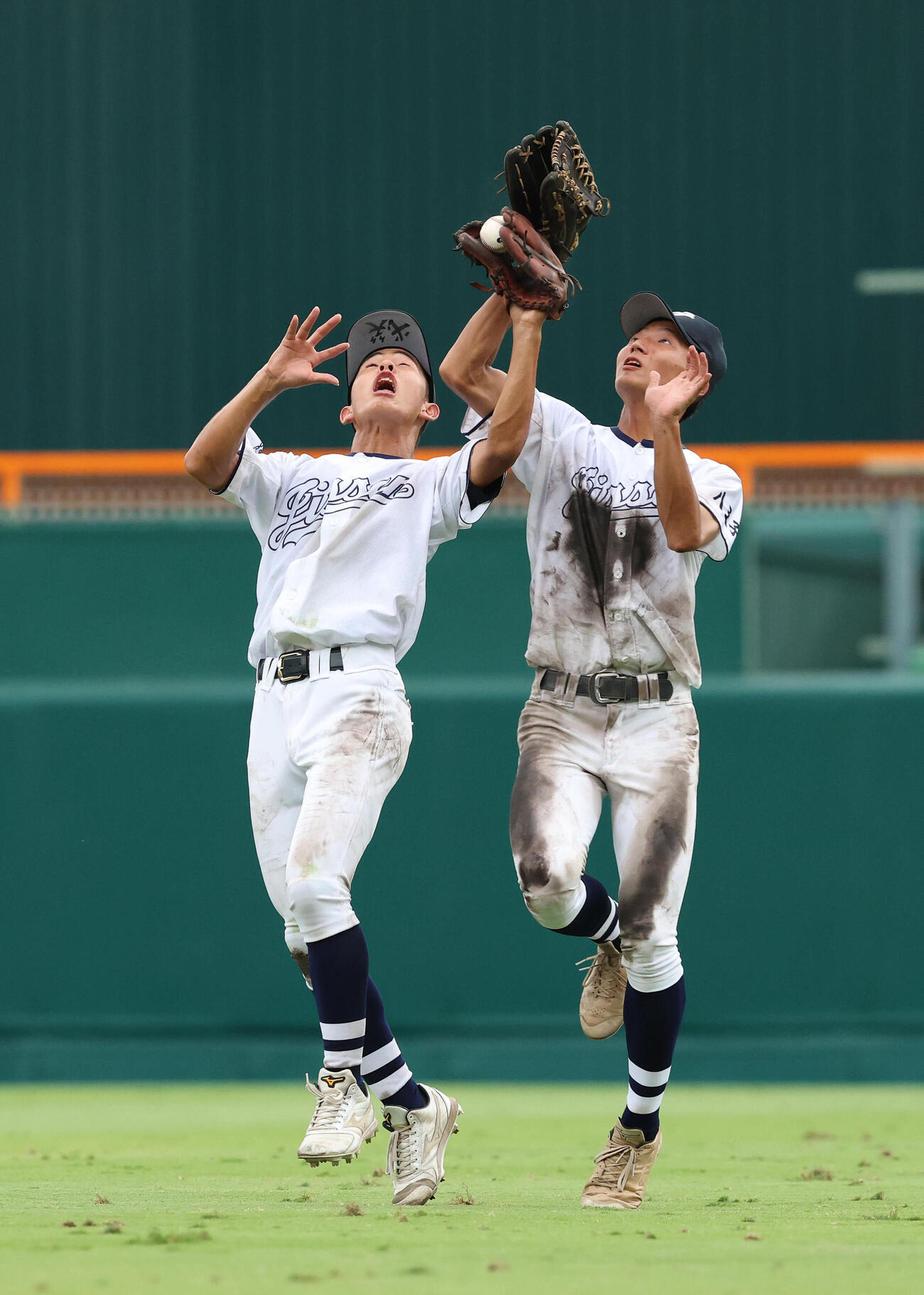 八王子実践対鳴門渦潮　5回裏鳴門渦潮1死、山本飛佑雅の飛球で交錯する八王子実践二塁荒木孝介（左）と右翼亀山翔汰（撮影・白石智彦）