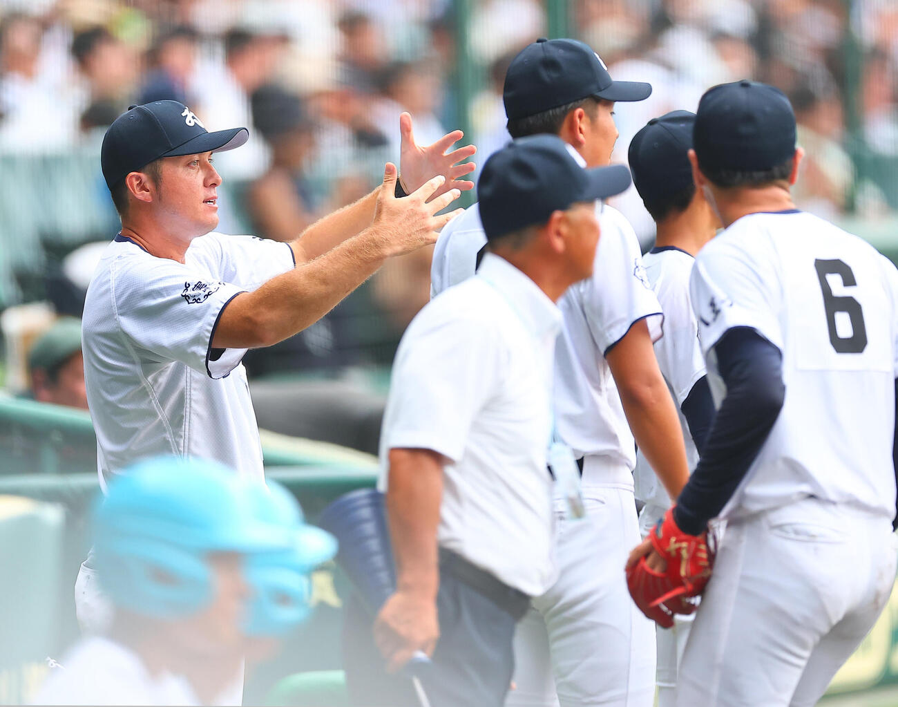八王子実践対鳴門渦潮　選手に声をかける八王子実践・河本ロバート監督（撮影・野上伸悟）