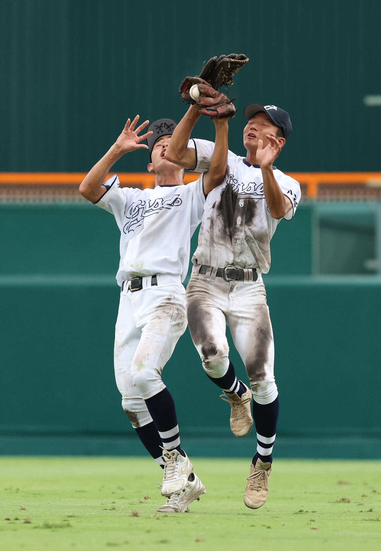 八王子実践対鳴門渦潮　5回裏鳴門渦潮1死、山本飛佑雅の飛球で交錯する八王子実践二塁手荒木孝介（左）と右翼手亀山翔汰（撮影・白石智彦）