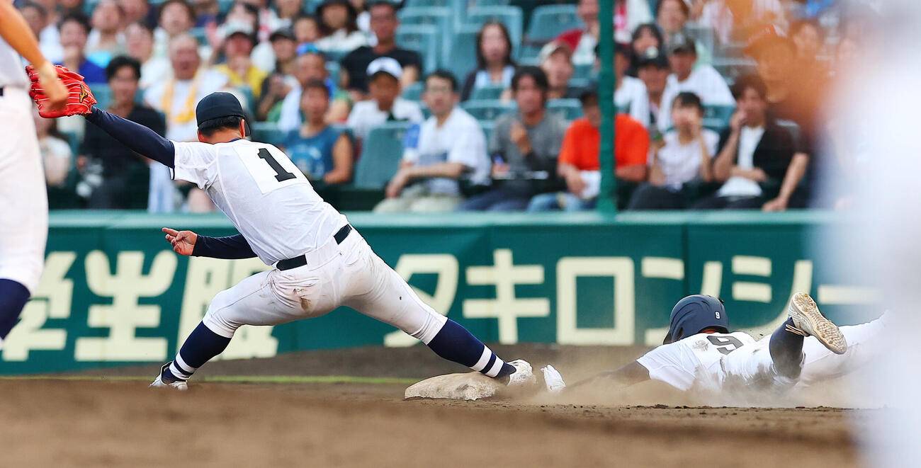 八王子実践対鳴門渦潮　9回裏鳴門渦潮無死、林蒼汰（右）の打球処理で、塚原翔太がベースカバーに入るもセーフの判定。ビデオ検証の結果アウトとなる（撮影・野上伸悟）