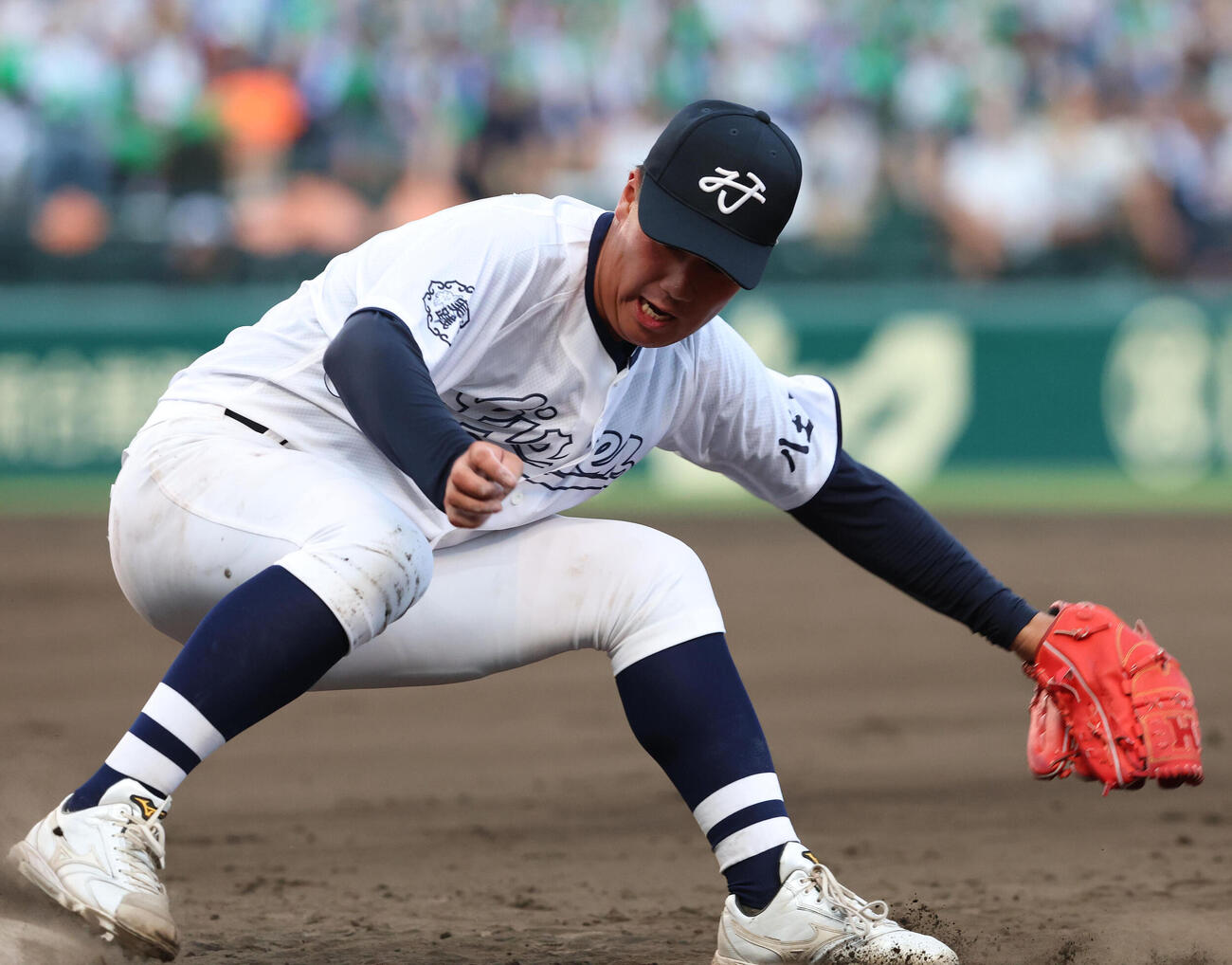八王子実践対鳴門渦潮　9回裏鳴門渦潮無死、林蒼太の打球を処理し一塁ベースを踏む八王子実践山本悠生（撮影・白石智彦）