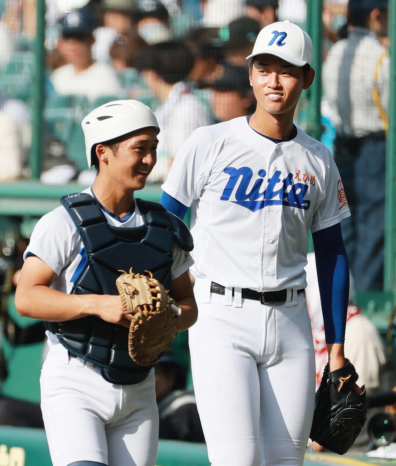 花巻東対新田　ベンチ前で新田エース築山朔弥（右）と笑顔で話す捕手の得居飛翔（撮影・上山淳一）