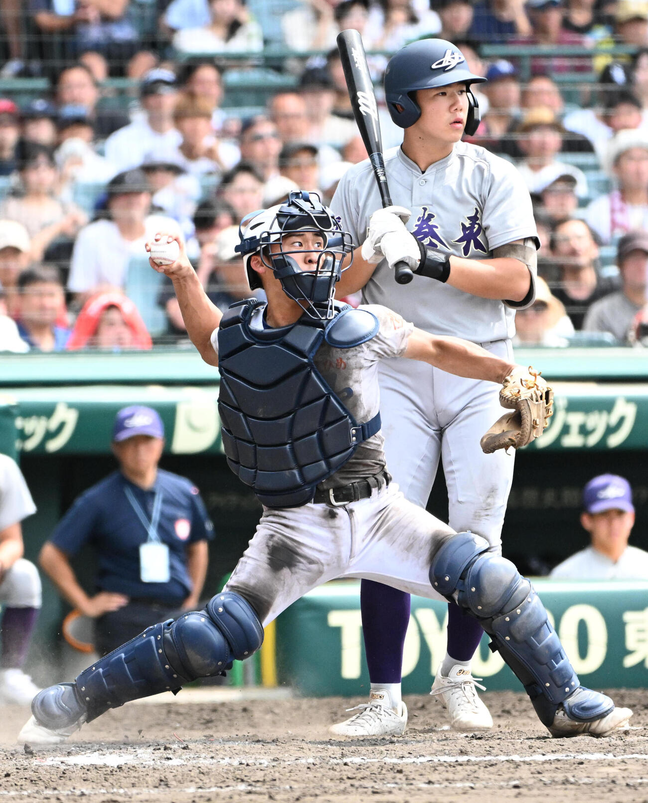 花巻東対新田　9回表花巻東2死一塁、打者戸倉光揮の時一塁走者菊池楽人の盗塁を阻止しようと二塁へ送球する新田の得居飛翔（撮影・石井愛子）