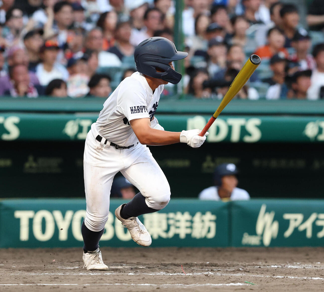 八王子実践対鳴門渦潮　10回裏鳴門渦潮2死二、三塁、山本飛佑雅はサヨナラとなる左適時打を放つ（撮影・白石智彦）