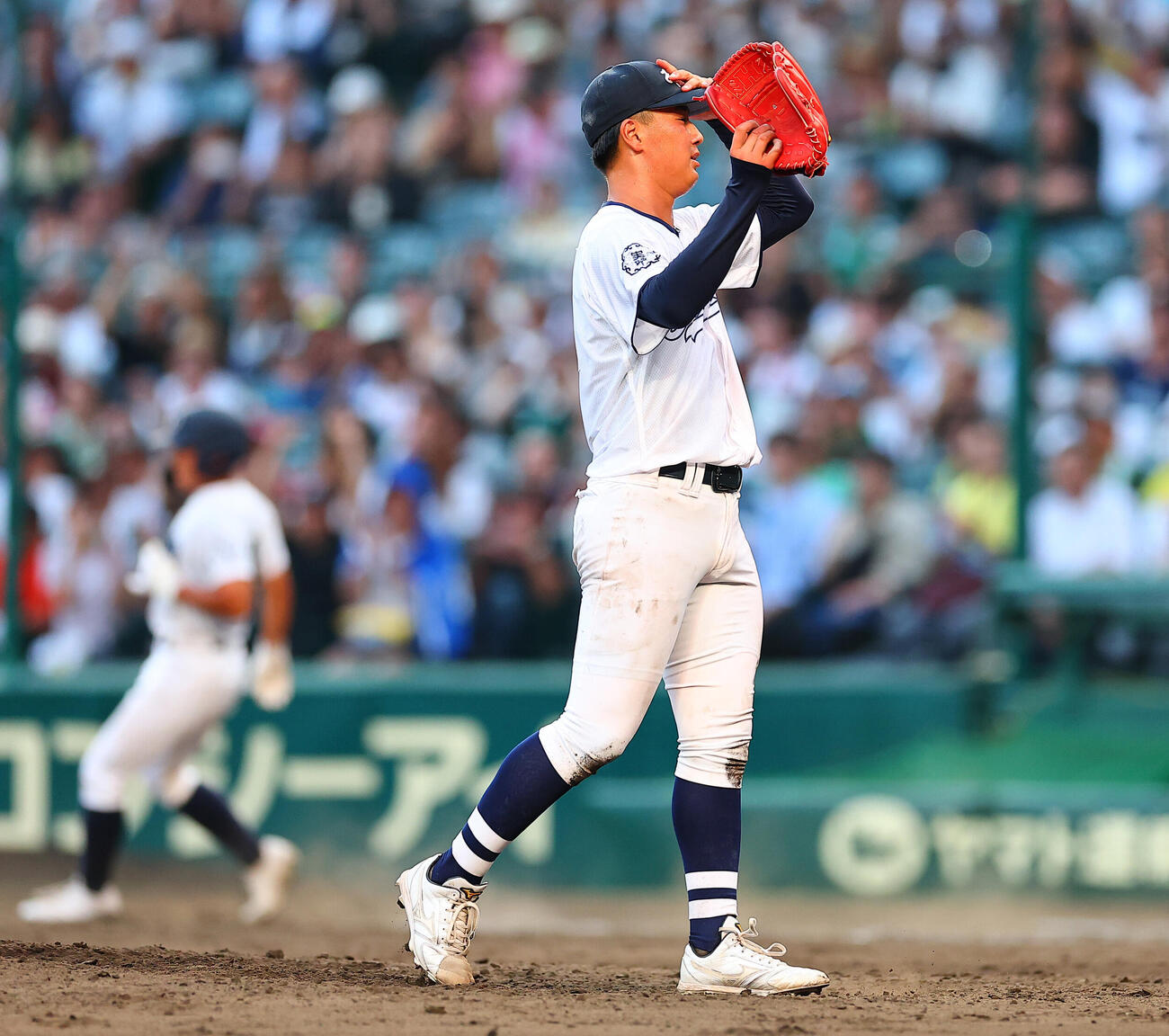 八王子実践対鳴門渦潮　10回裏鳴門渦潮2死二、三塁、山本飛佑雅にサヨナラ打を浴び無念の表情の八王子実践・塚原翔太（撮影・野上伸悟）