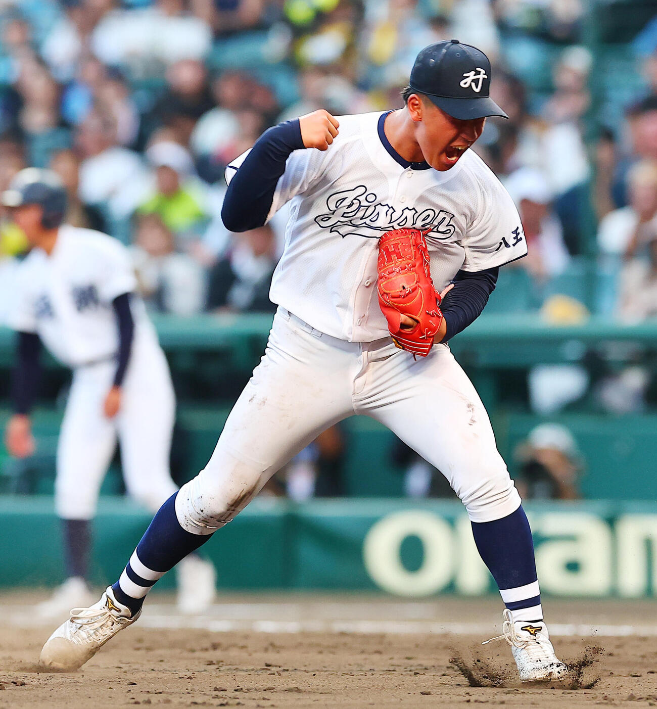 八王子実践対鳴門渦潮　9回裏を抑えガッツポーズで喜ぶ八王子実践・塚原翔太（撮影・野上伸悟）