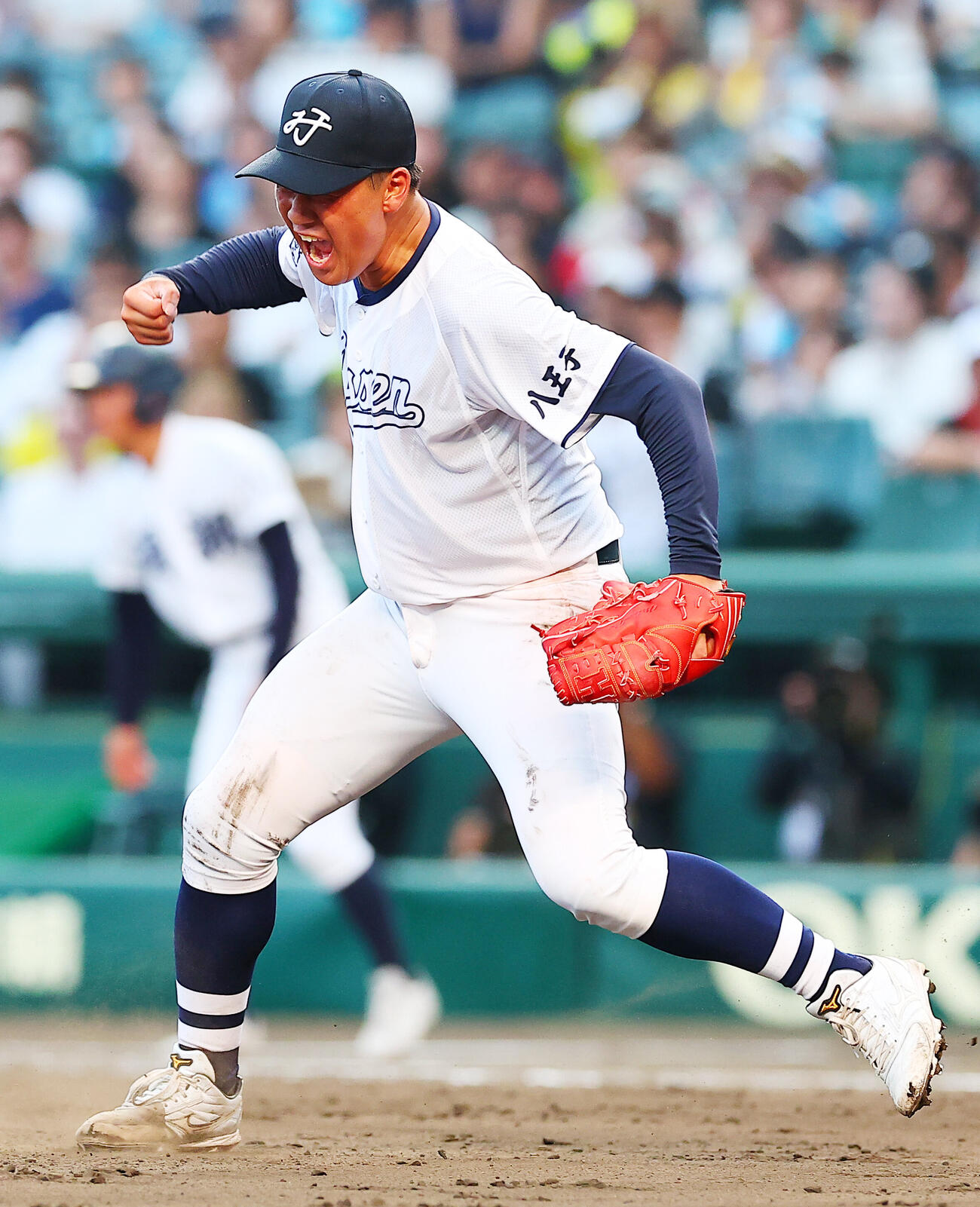 八王子実践対鳴門渦潮　9回裏を抑えガッツポーズで喜ぶ八王子実践・塚原翔太（撮影・野上伸悟）