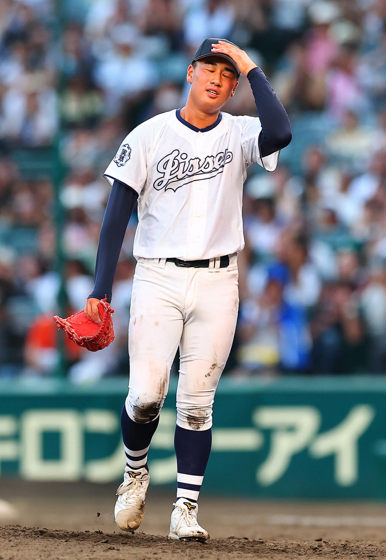 八王子実践対鳴門渦潮　10回裏鳴門渦潮2死二、三塁、山本飛佑雅にサヨナラ打を浴び無念の表情を浮かべる八王子実践・塚原翔太（撮影・野上伸悟）