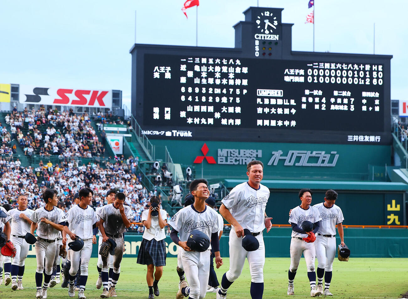 八王子実践対鳴門渦潮　タイブレークの末に敗れ応援席にあいさつする八王子実践の選手たち。手前右は河本ロバート監督（撮影・野上伸悟）