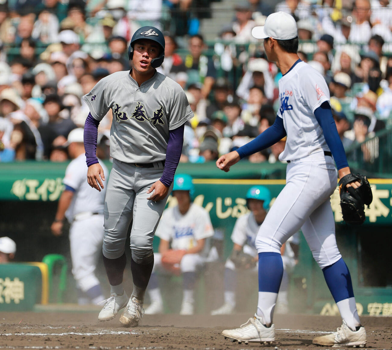 花巻東対新田　8回表花巻東1死三塁、萬谷堅心が右飛に倒れるも、相手守備の隙を突き生還する三走赤間史弥。手前は投手築山朔弥（撮影・上山淳一）