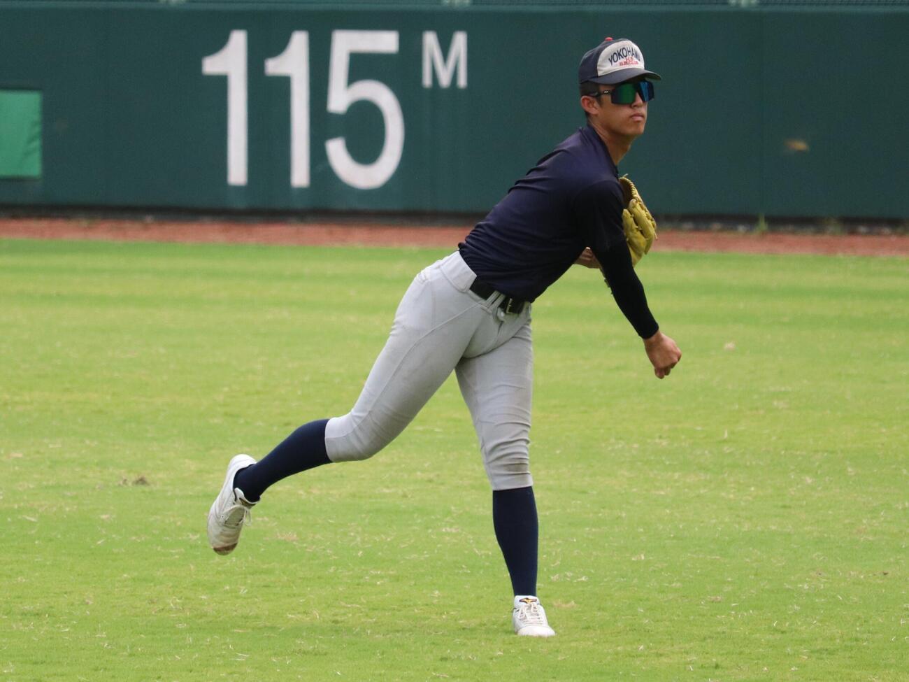初戦を翌日に控え、ゆっくりと遠投で調整をする織田横浜の織田翔希（撮影・保坂淑子）