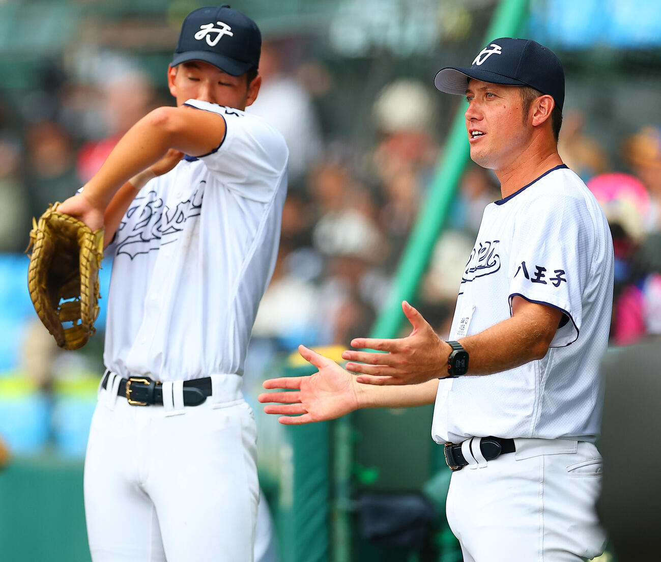 八王子実践対鳴門渦潮　選手に声をかける八王子実践・河本ロバート監督（撮影・野上伸悟）