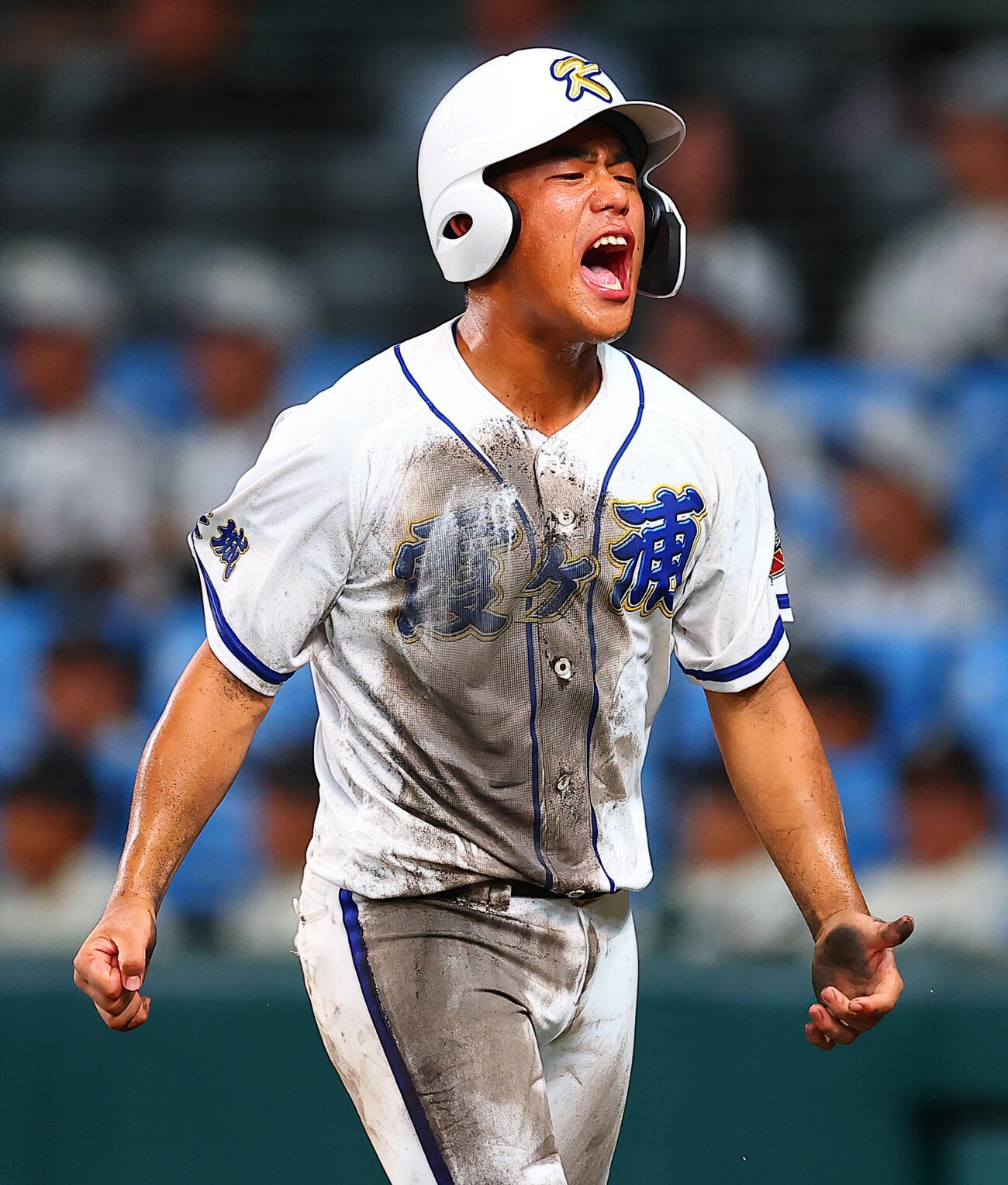 霞ケ浦対中京　6回表霞ケ浦2死一、二塁、相田歩希の適時安打で生還し喜ぶ渡辺航太（撮影・野上伸悟）