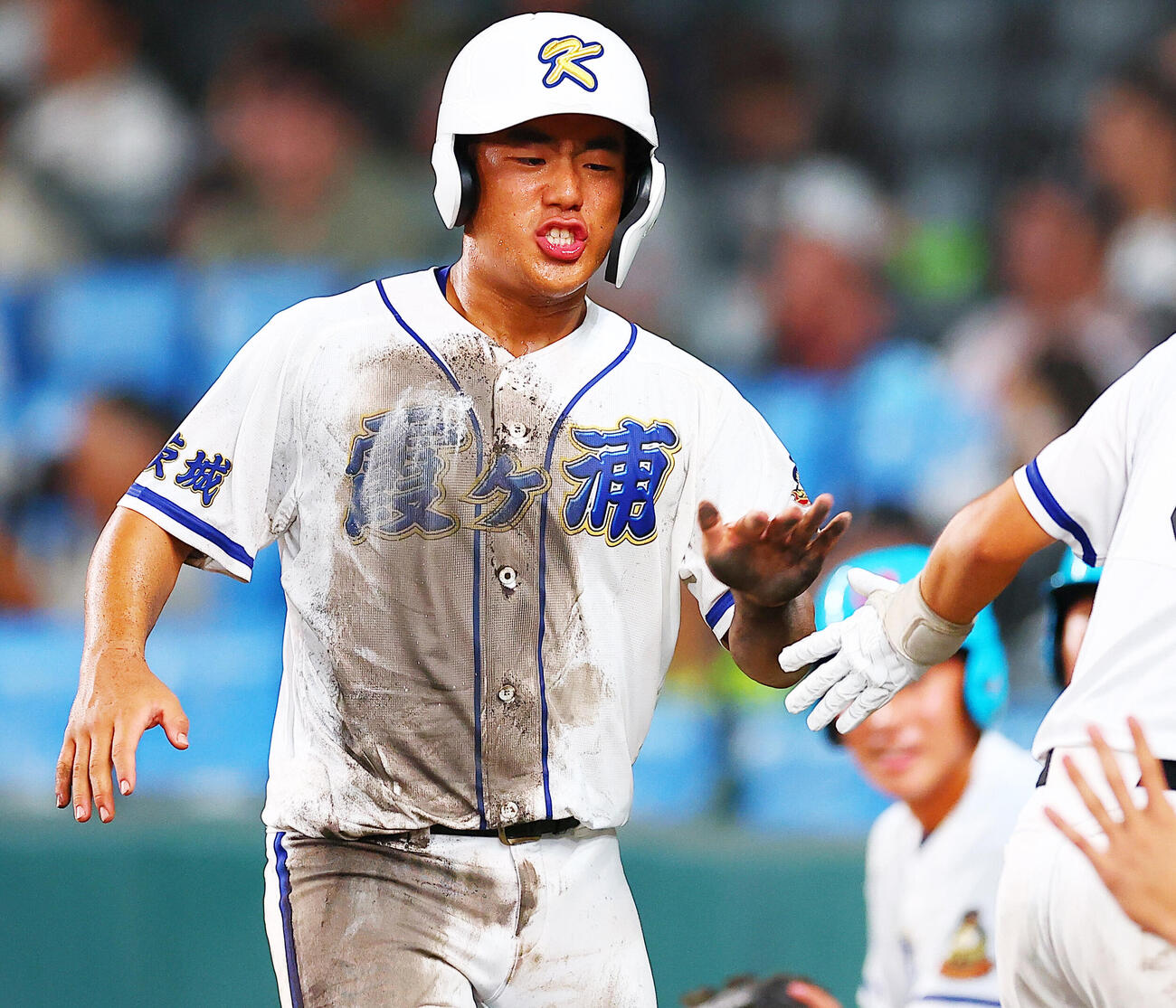 霞ケ浦対中京　6回表霞ケ浦2死一、二塁、相田歩希の適時安打で生還し喜ぶ渡辺航太（撮影・野上伸悟）