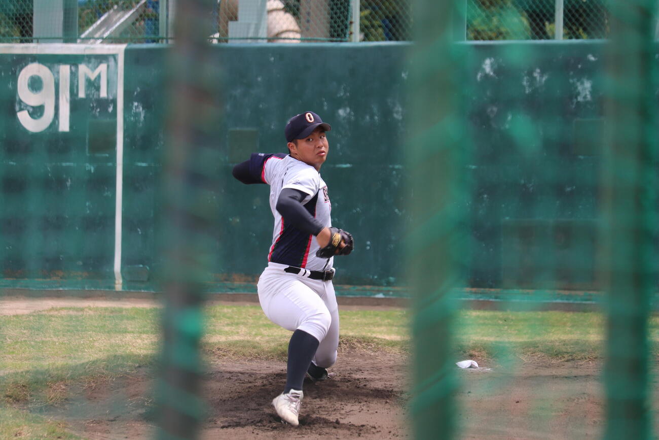 横浜戦に向け前日練習でブルペンに入り投球する沖縄尚学・末吉良丞（撮影・佐藤妙月）
