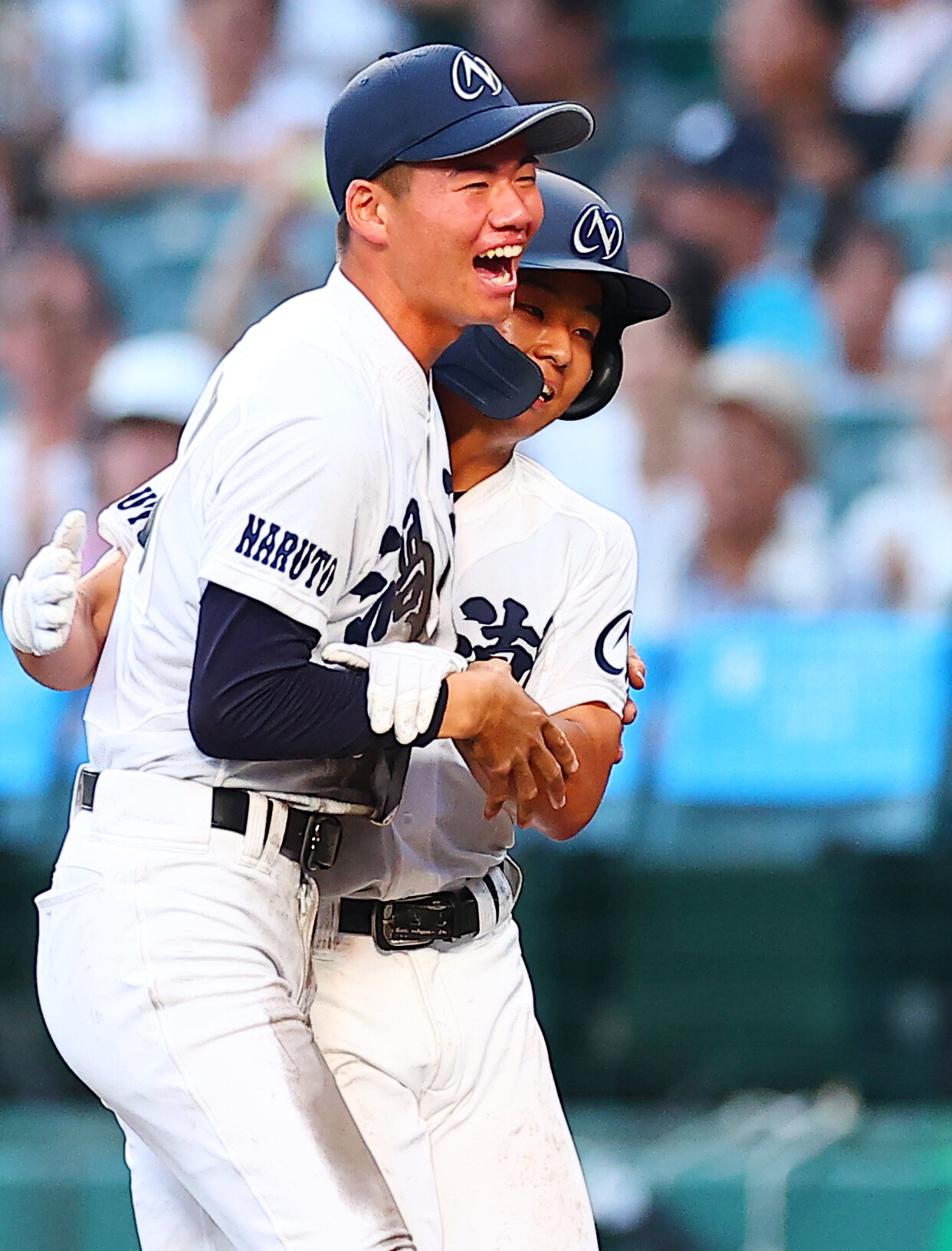 八王子実践対鳴門渦潮　10回裏鳴門渦潮2死二、三塁、サヨナラ安打を放ち喜ぶ山本飛佑雅（右）（撮影・野上伸悟）