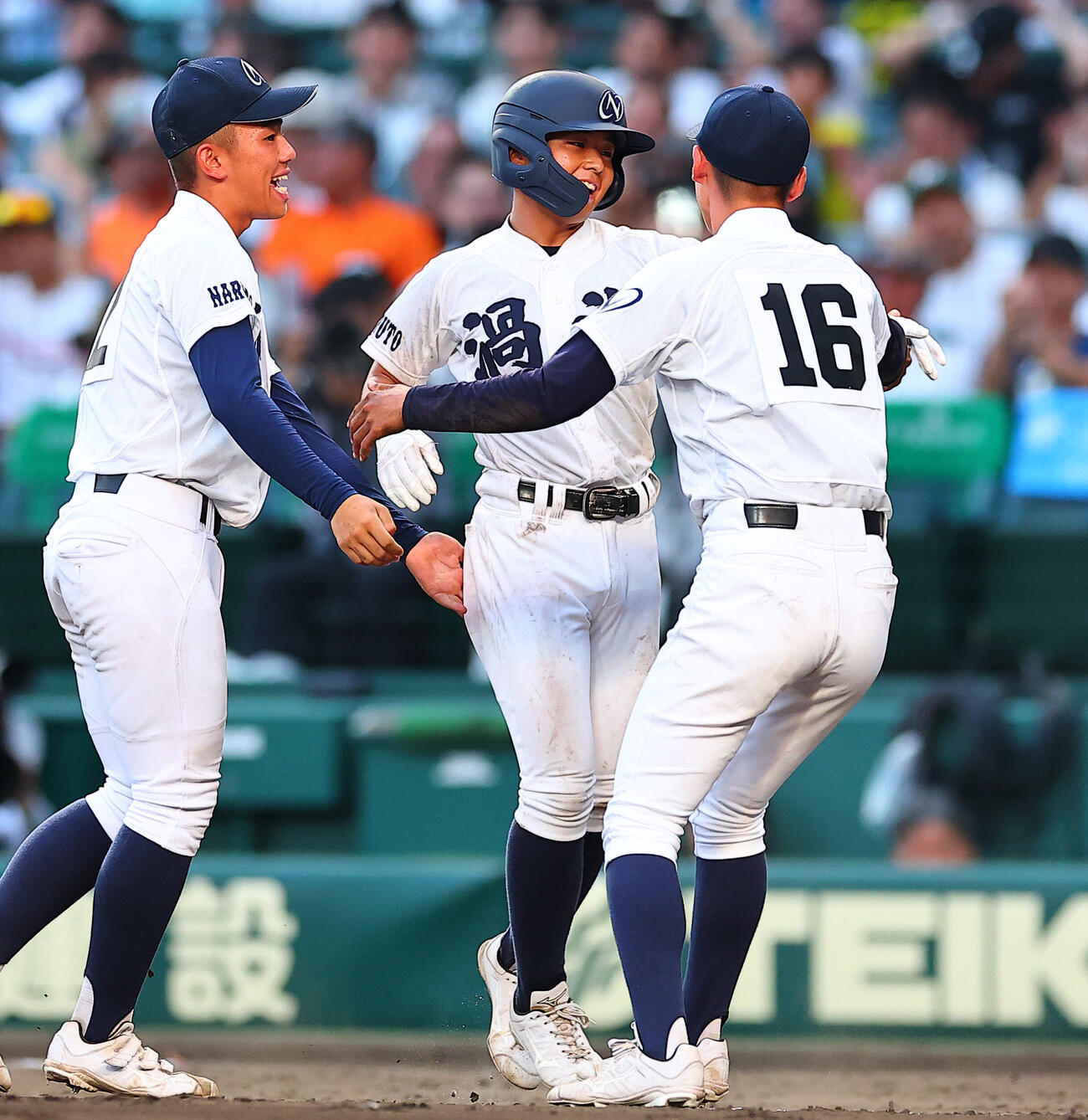 八王子実践対鳴門渦潮　10回裏鳴門渦潮2死二、三塁、サヨナラ安打を放ち喜ぶ山本飛佑雅（中央）（撮影・野上伸悟）