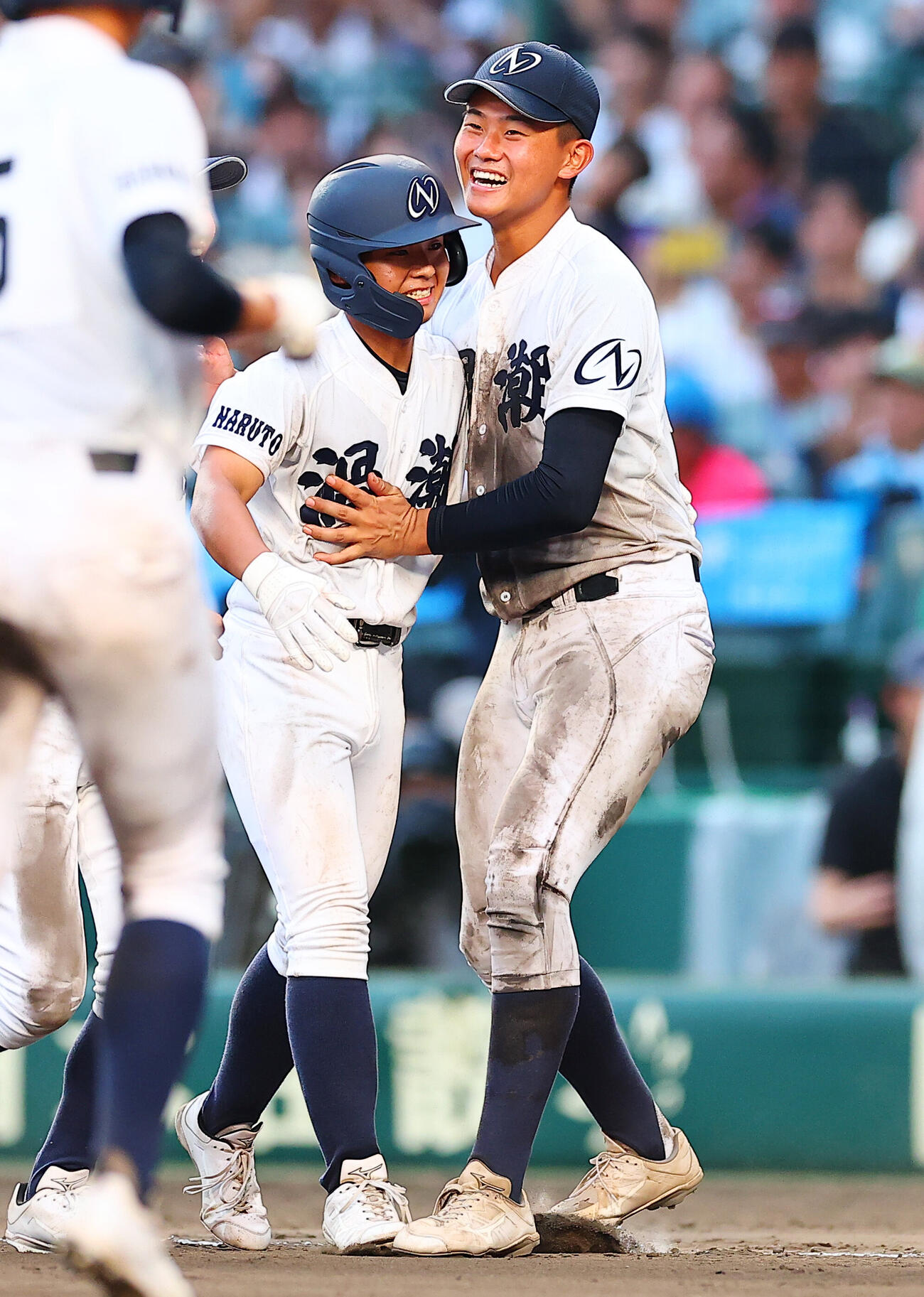 八王子実践対鳴門渦潮　10回裏鳴門渦潮2死二、三塁、サヨナラ安打を放ち喜ぶ山本飛佑雅（左）（撮影・野上伸悟）