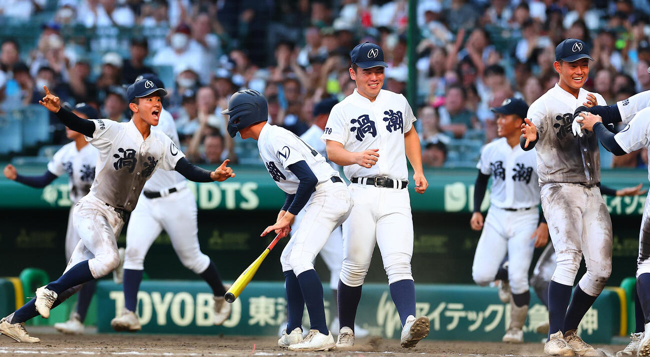 八王子実践対鳴門渦潮　10回裏鳴門渦潮2死二、三塁、サヨナラ勝ちを喜ぶ鳴門渦潮の選手たち（撮影・野上伸悟）