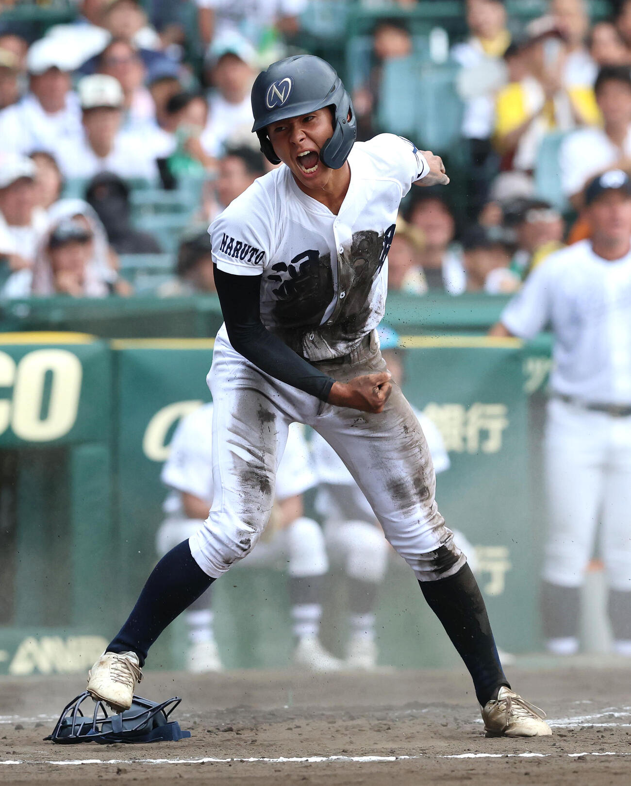 八王子実践対鳴門渦潮　2回裏鳴門渦潮1死三塁、荒井健太郎の二邪飛が犠飛となり先制の生還で雄叫びを上げる西岡大誠（撮影・白石智彦）