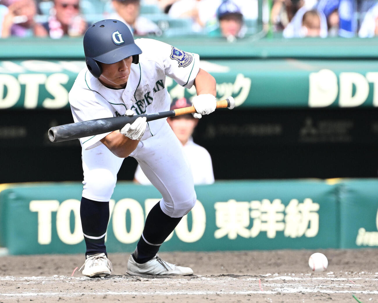 岡山学芸館対鳥取城北　7回裏岡山学芸館1死満塁、小林暖はセーティスクイズを決める（撮影・石井愛子）