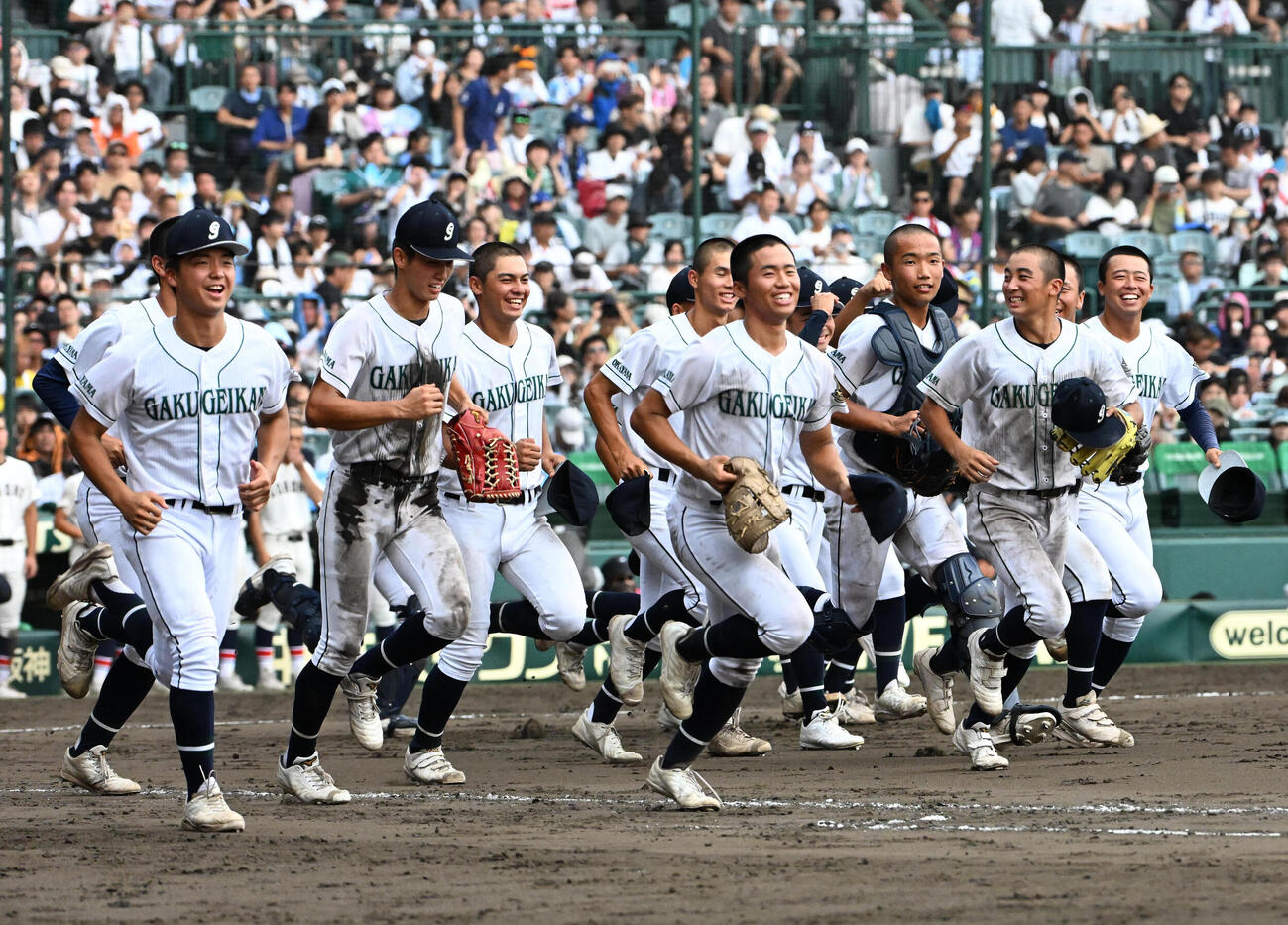 岡山学芸館対鳥取城北　鳥取城北に勝利し笑顔でアルプスに駆け出す岡山学芸館ナイン（撮影・石井愛子）