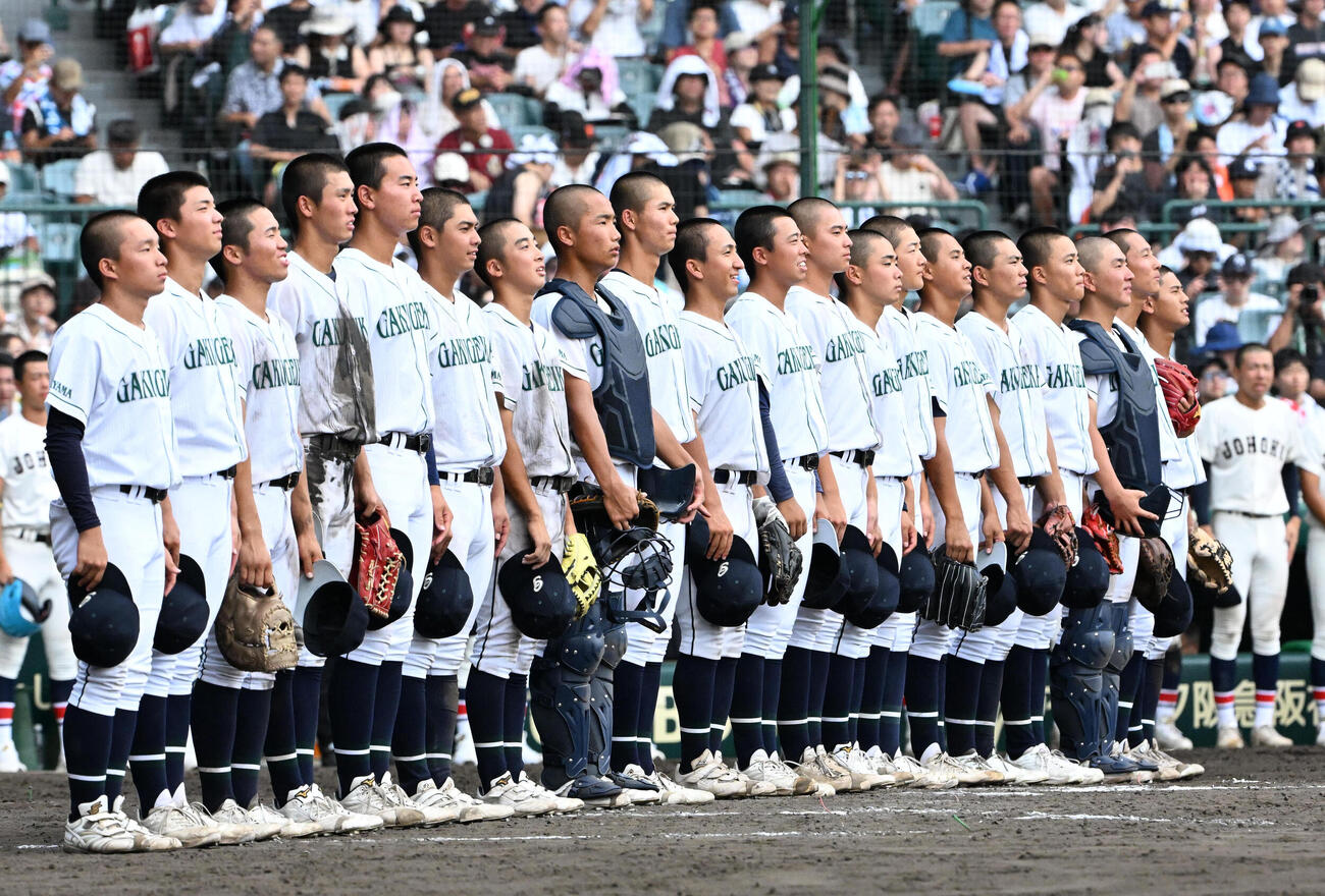 岡山学芸館対鳥取城北　鳥取城北に勝利し校歌を歌う岡山学芸館ナイン（撮影・石井愛子）