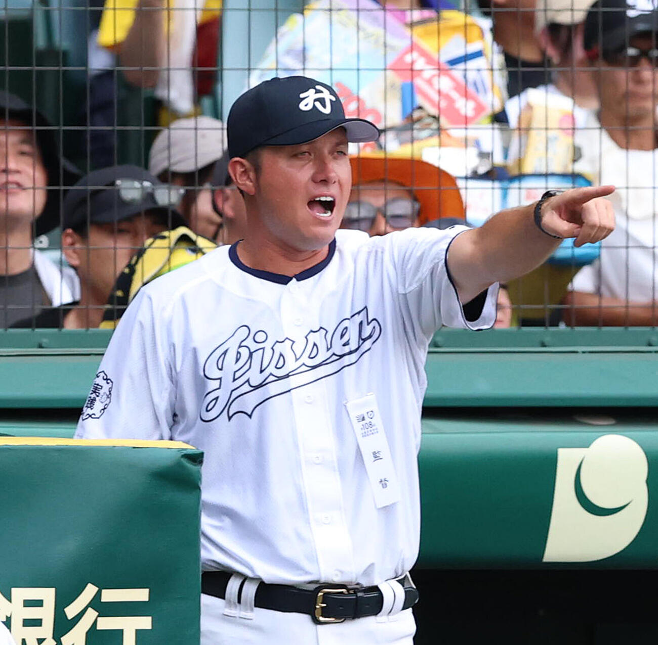 八王子実践対鳴門渦潮　選手に指示を出す八王子実践・河本ロバート監督（撮影・白石智彦）