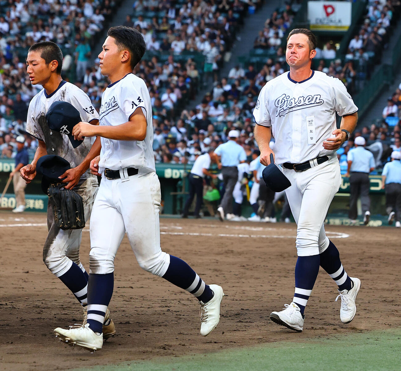 八王子実践対鳴門渦潮　敗れて応援席へあいさつに向かう八王子実践・河本ロバート監督（撮影・野上伸悟）