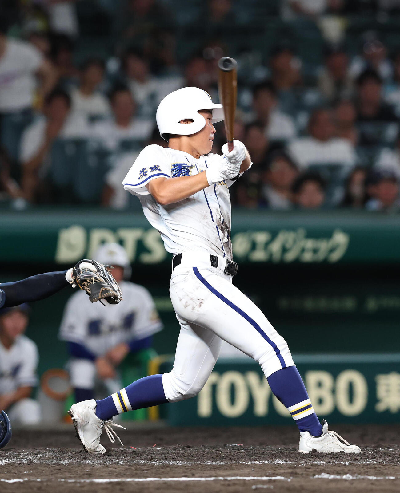 霞ケ浦対中京　5回表霞ケ浦2死一、三塁、村上聖は左に2点適時二塁打を放つ（撮影・白石智彦）