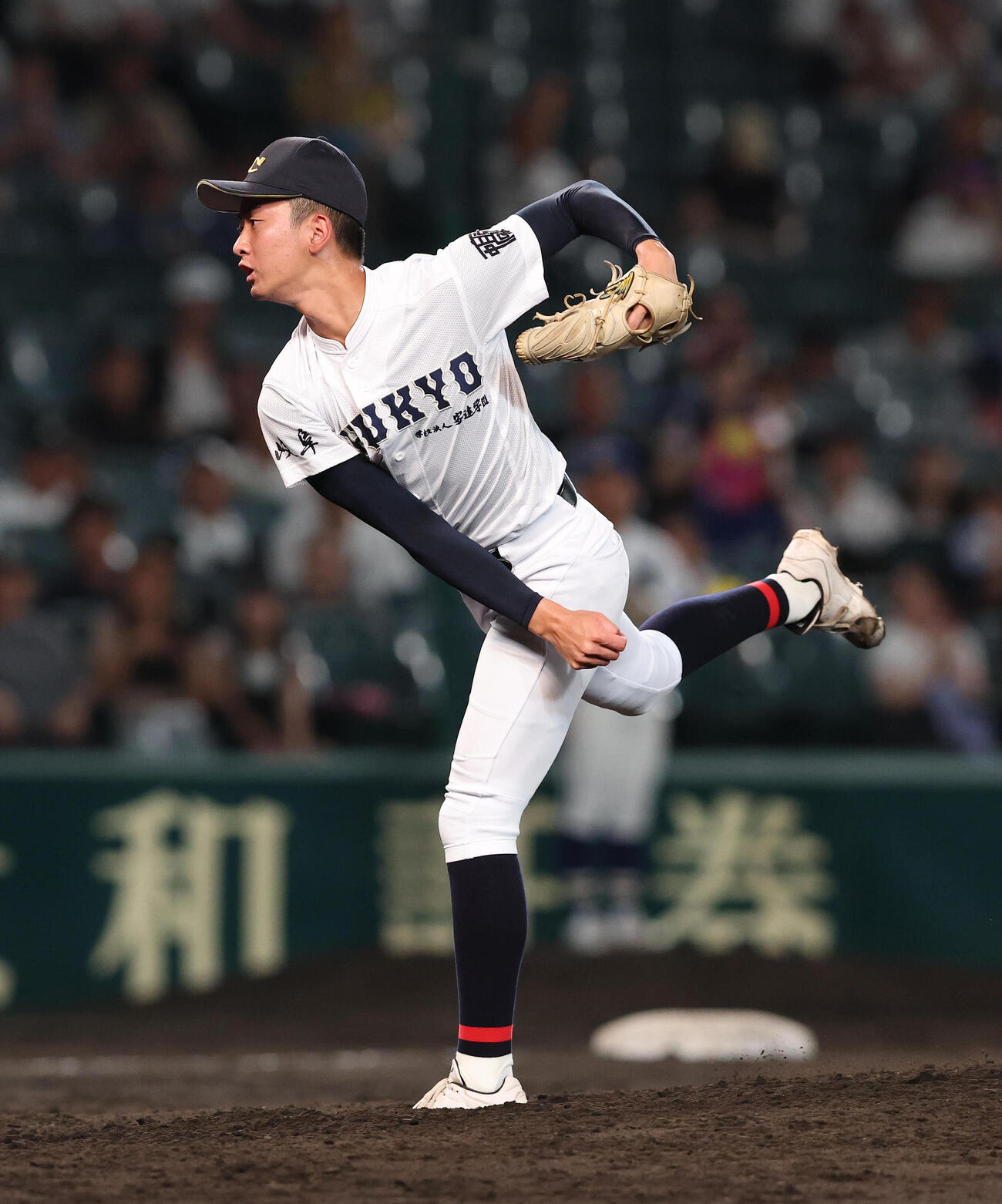 霞ケ浦対中京　霞ケ浦戦に2番手で力投する中京・西岡海心（撮影・白石智彦）