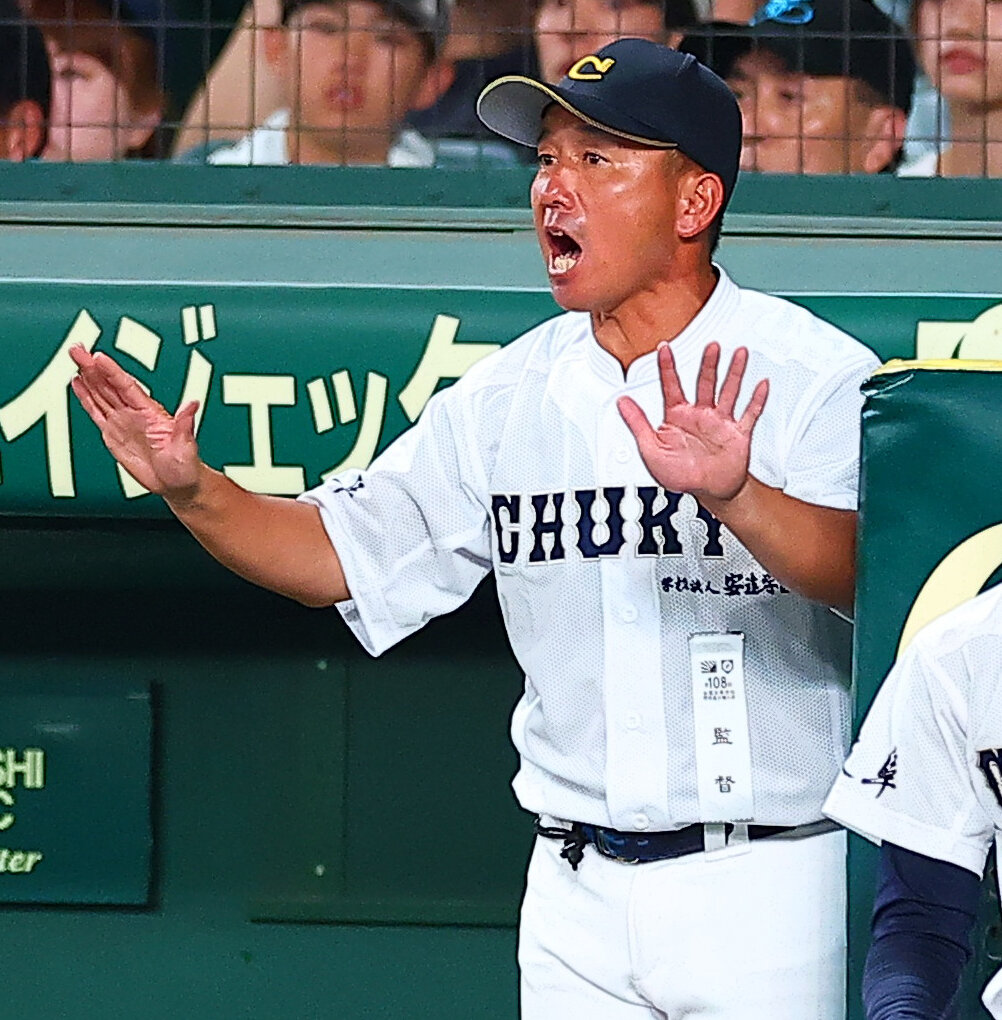 霞ケ浦対中京　指示を出す中京・今村陽一監督（撮影・野上伸悟）