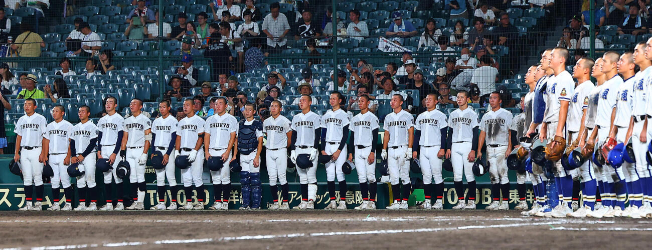 霞ケ浦対中京　敗れて整列する中京の選手たち（撮影・野上伸悟）