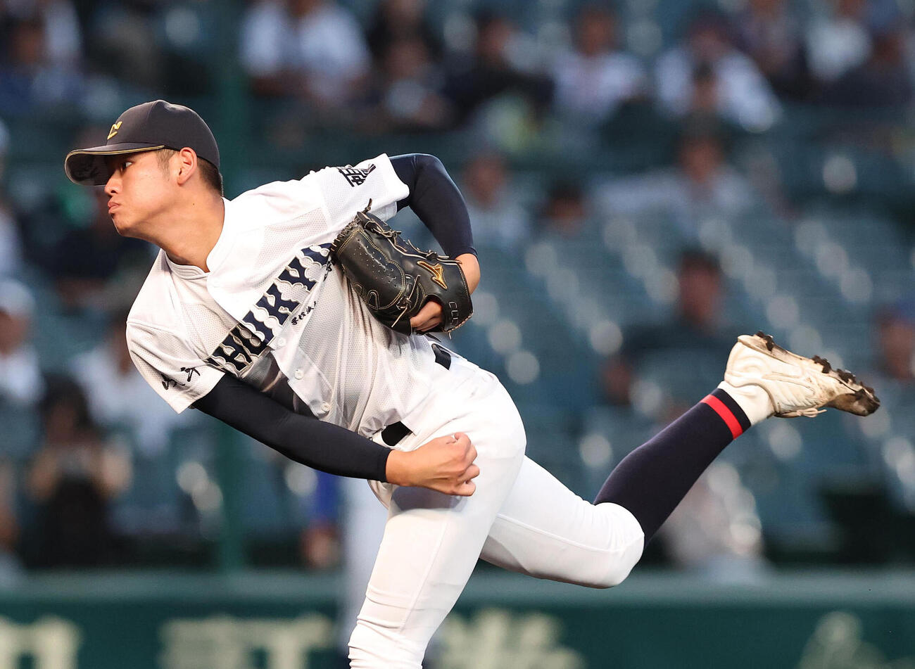 霞ケ浦対中京　霞ケ浦戦に先発する中京・鈴木悠悟（撮影・白石智彦）