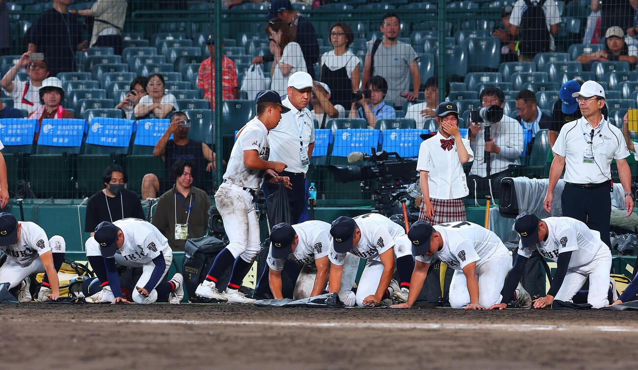 霞ケ浦対中京　敗れて土を集める中京の選手たち（撮影・野上伸悟）