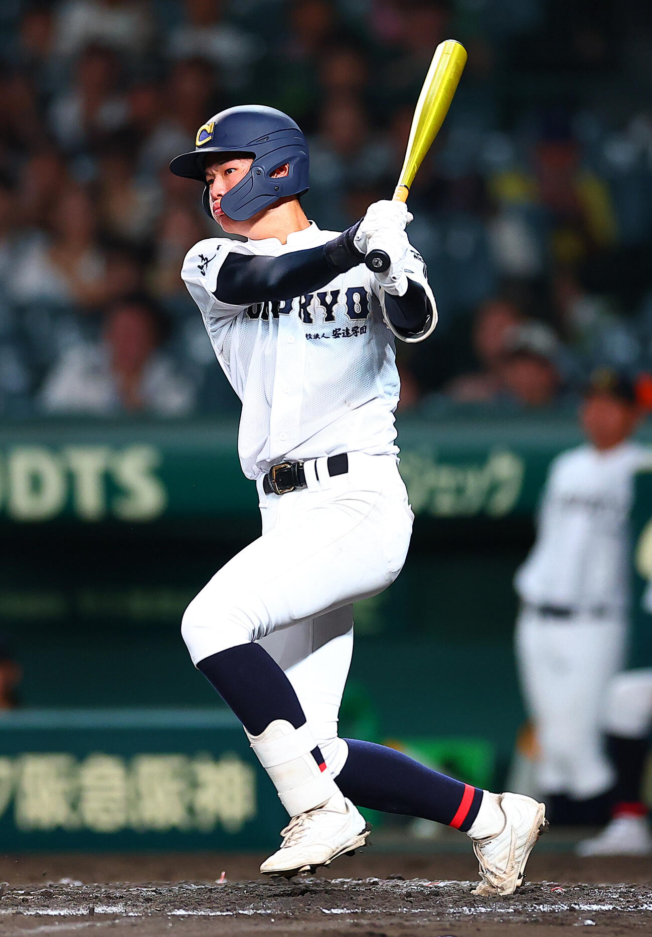 霞ケ浦対中京　7回裏中京1死一、二塁、適時安打を放つ鈴木悠悟（撮影・野上伸悟）