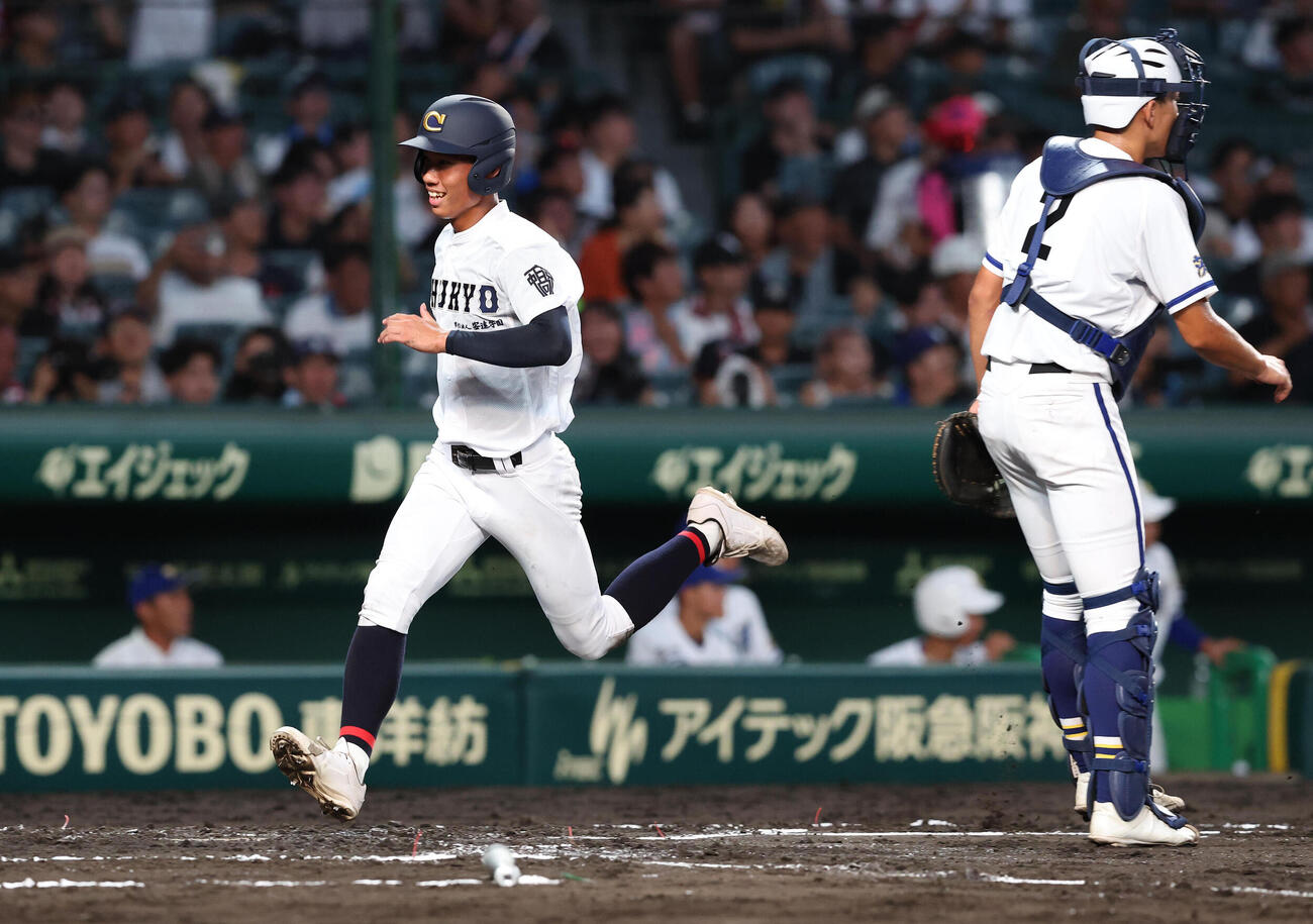 霞ケ浦対中京　1回裏中京2死一、二塁、遊撃加藤龍の敵失で先制の生還する角谷将（撮影・白石智彦）