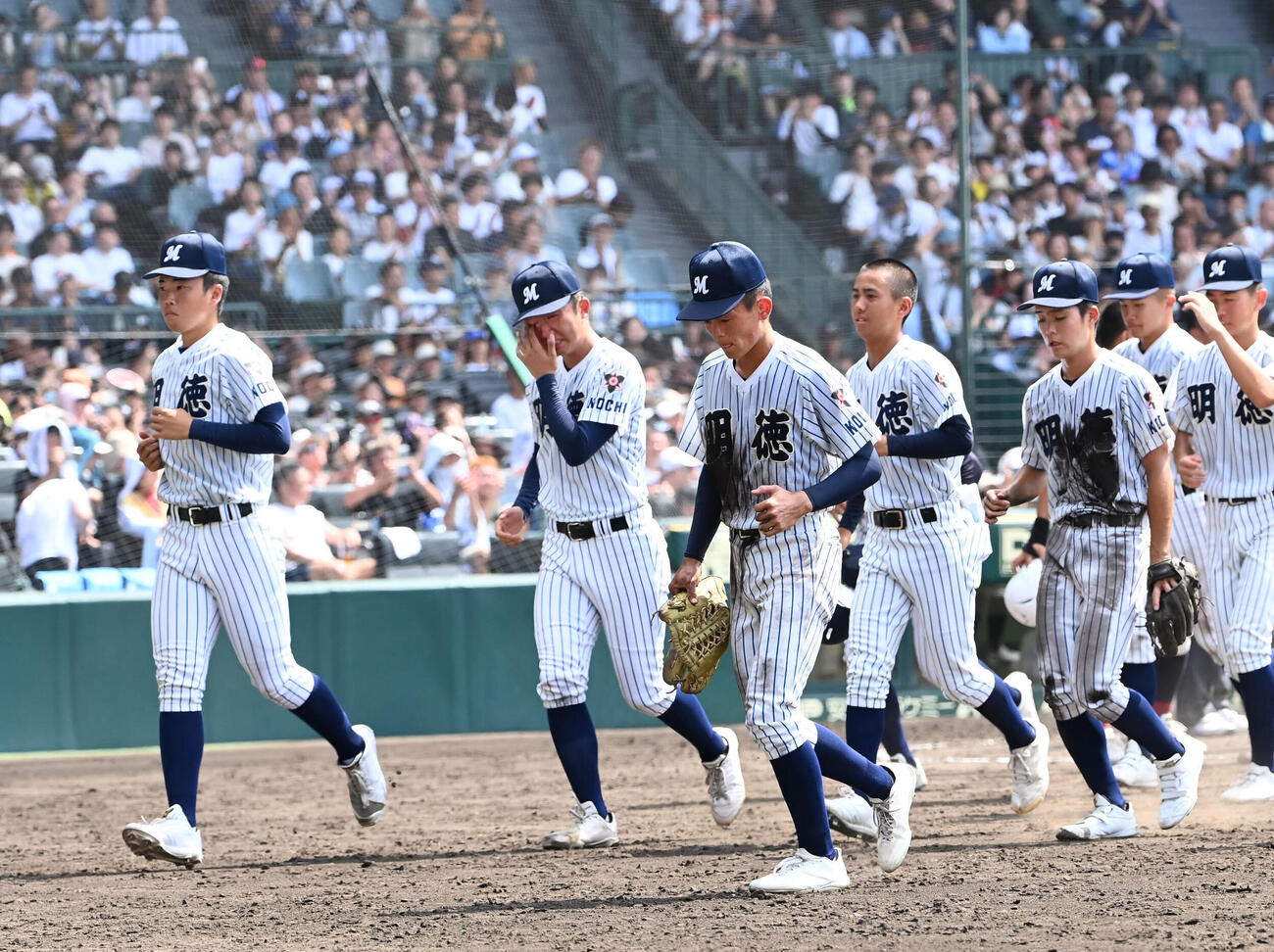 明徳義塾対日南学園　日南学園に負け肩を落とす明徳義塾ナイン（撮影・石井愛子）