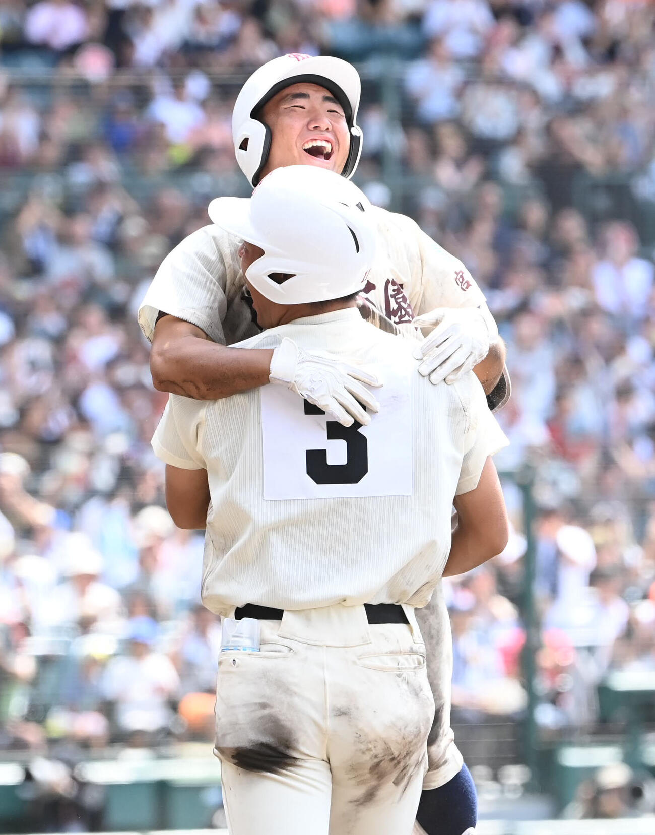 明徳義塾対日南学園　9回裏日南学園2死一、二塁、豊丸蒼大（上）は適時打を放ち三沢隼と抱き合う（撮影・石井愛子）
