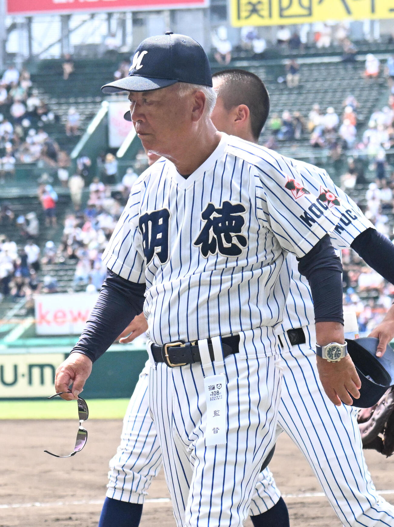 明徳義塾対日南学園　日南学園に負け肩を落とす明徳義塾の馬淵史郎監督（撮影・石井愛子）