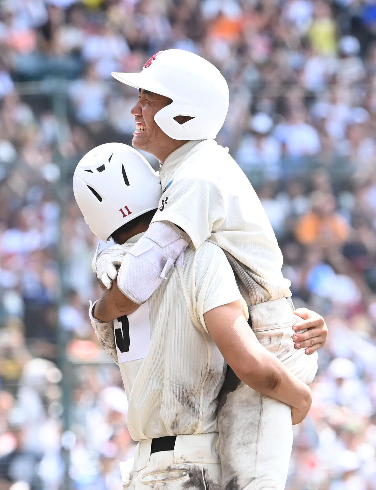 明徳義塾対日南学園　9回裏日南学園2死一、二塁、豊丸蒼大（右）は適時打を放ち三沢隼と抱き合う（撮影・石井愛子）