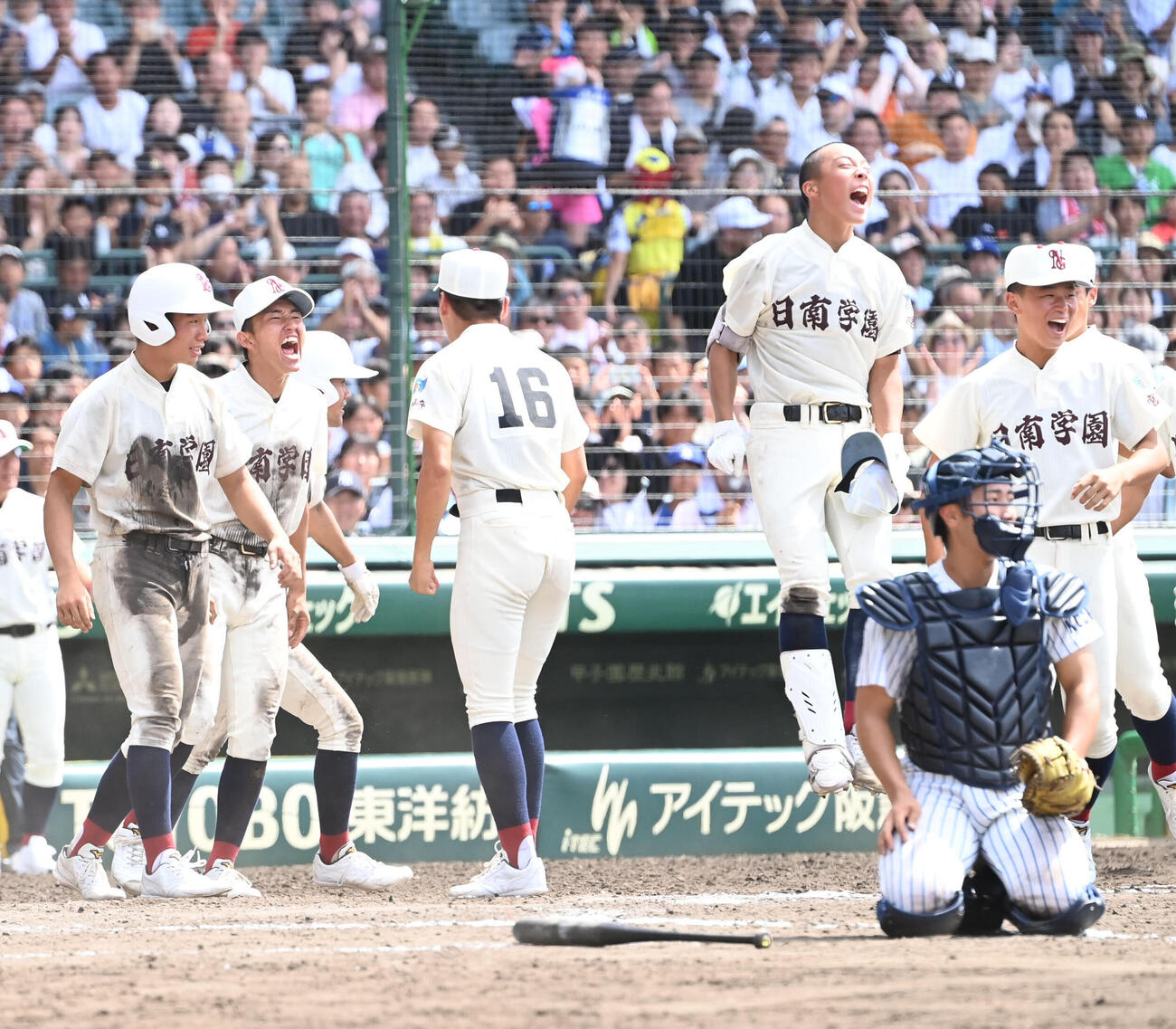 明徳義塾対日南学園　明徳義塾にサヨナラ勝ちをし喜ぶ日南学園ナイン（撮影・石井愛子）