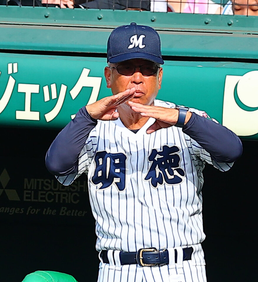 明徳義塾対日南学園　指示を出す明徳義塾・馬淵史郎監督（撮影・野上伸悟）