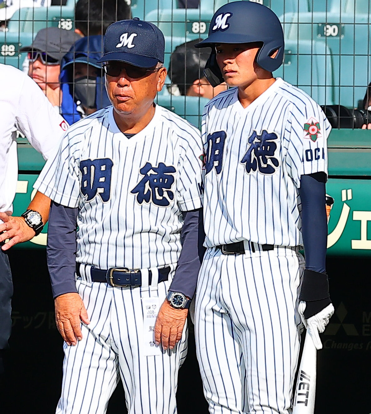 明徳義塾対日南学園　山根太陽（右）に声をかける明徳義塾・馬淵史郎監督（撮影・野上伸悟）