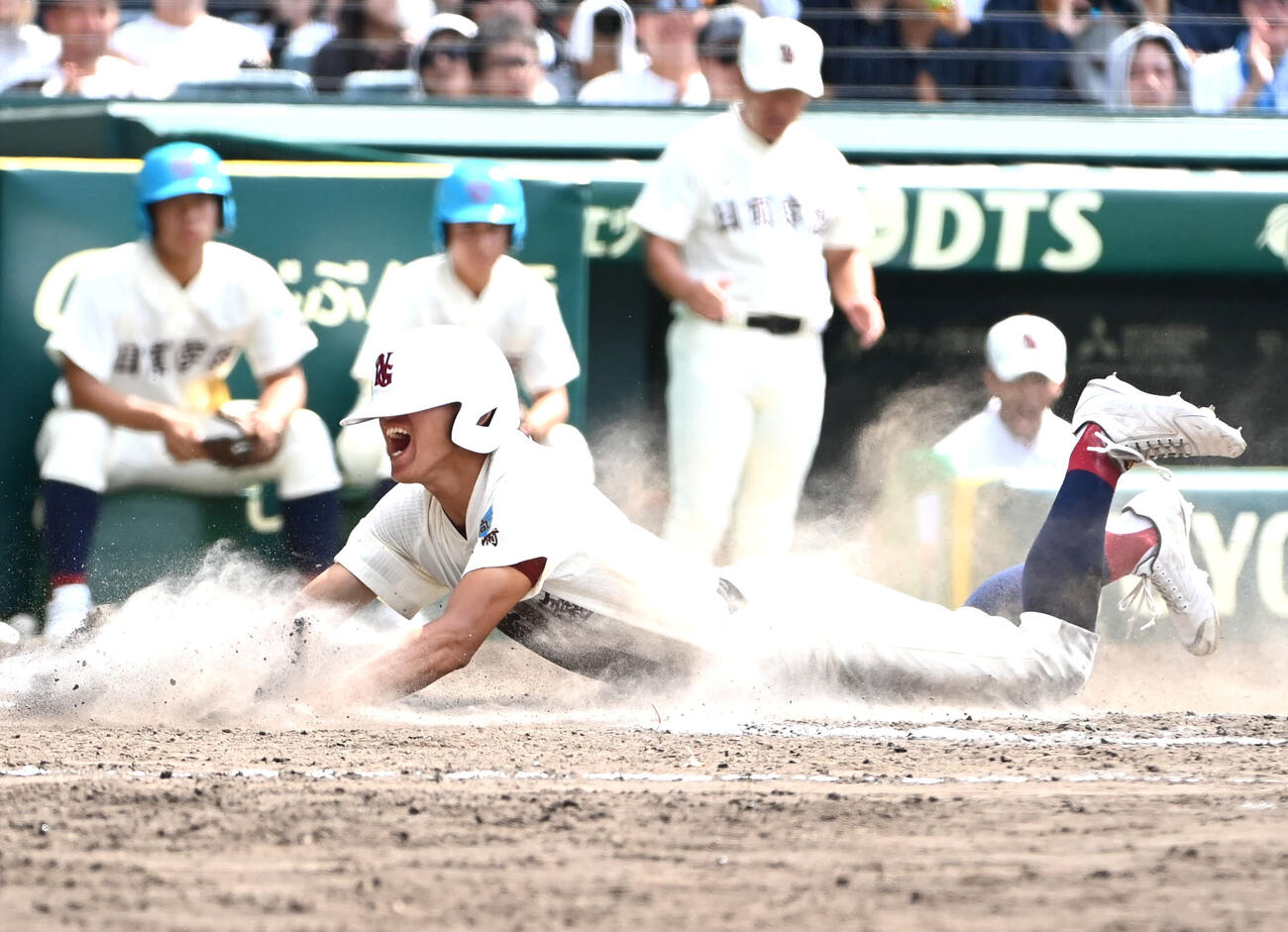 明徳義塾対日南学園　7回裏日南学園1死三塁、鬼塚海月の犠飛で生還する川崎祐翔（撮影・石井愛子）