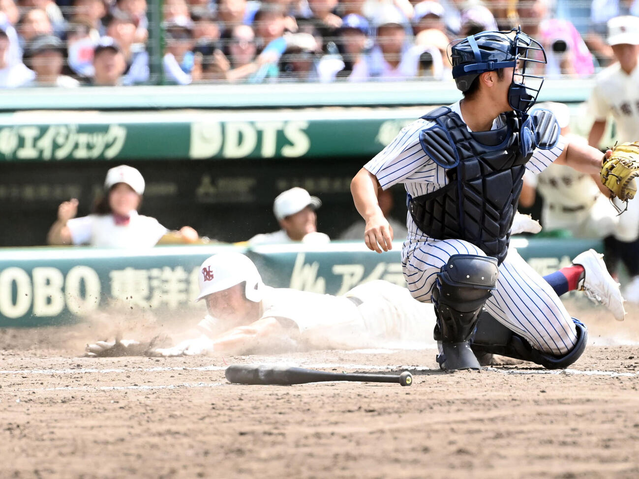 明徳義塾対日南学園　9回裏日南学園2死一、二塁、豊丸蒼大の適時打で生還する鈴木貴翔（撮影・石井愛子）