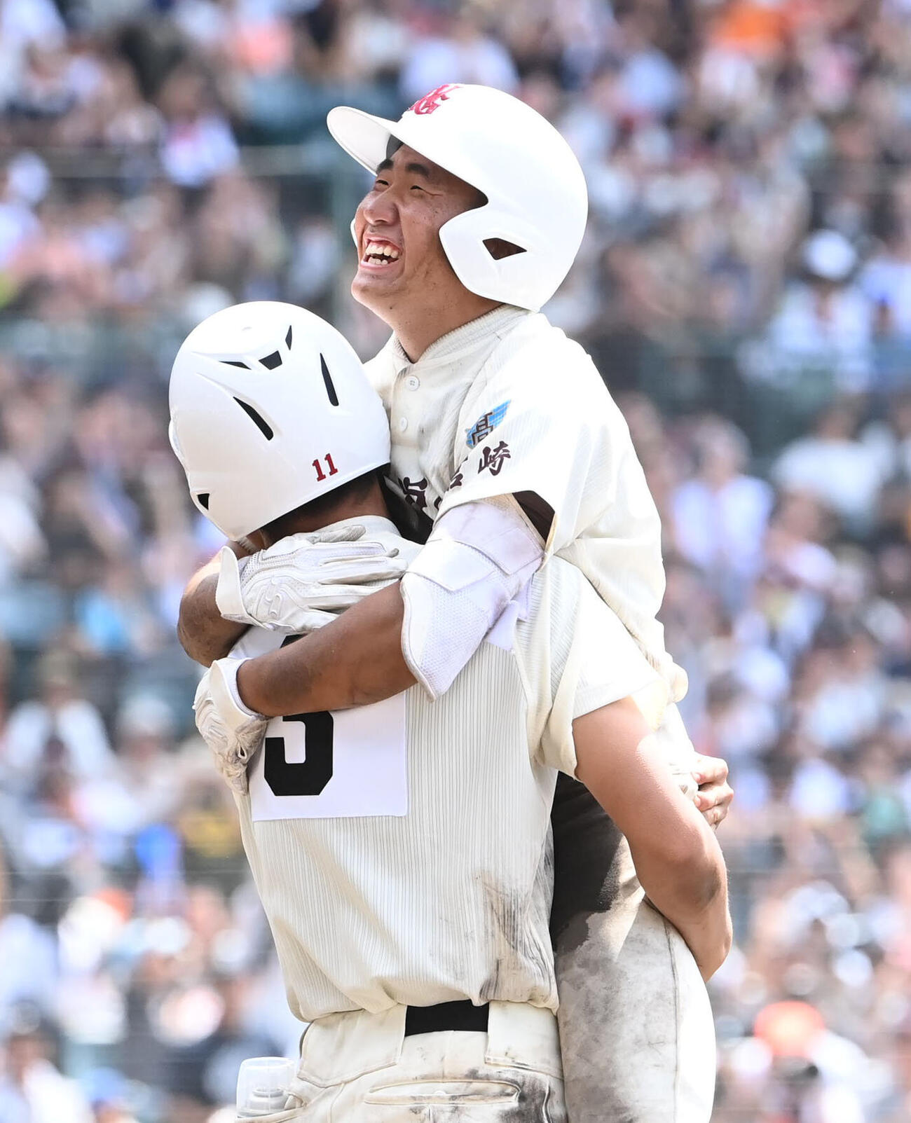 明徳義塾対日南学園　9回裏日南学園2死一、二塁、豊丸蒼大（右）は適時打を放ち三沢隼と抱き合う（撮影・石井愛子）