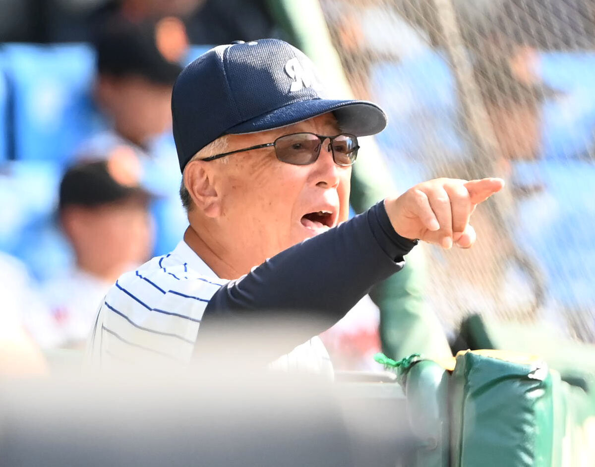 明徳義塾対日南学園　ナインらに声をかける明徳義塾の馬淵史郎監督（撮影・石井愛子）
