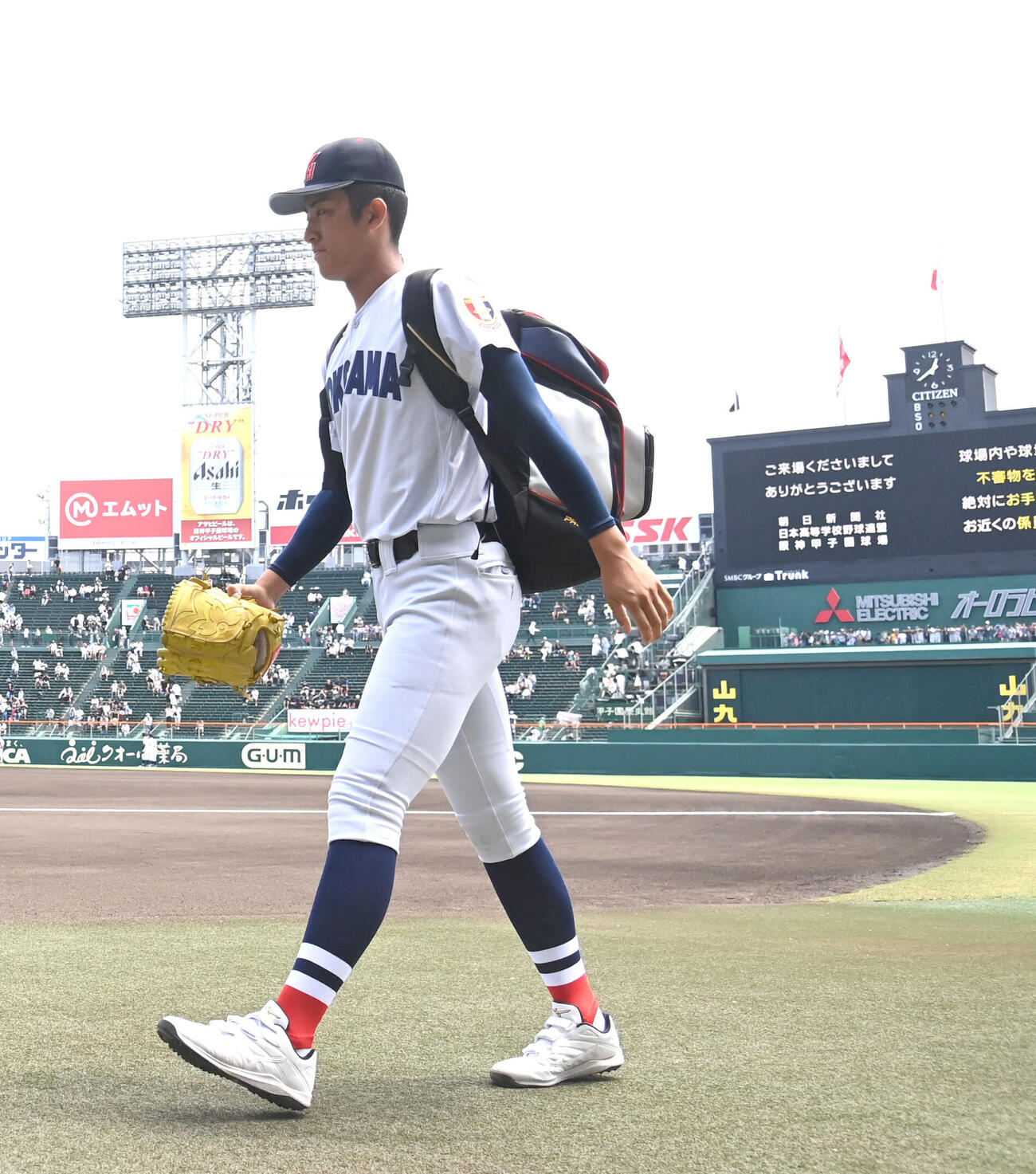 グラウンド入りする横浜の織田翔希（撮影・石井愛子）