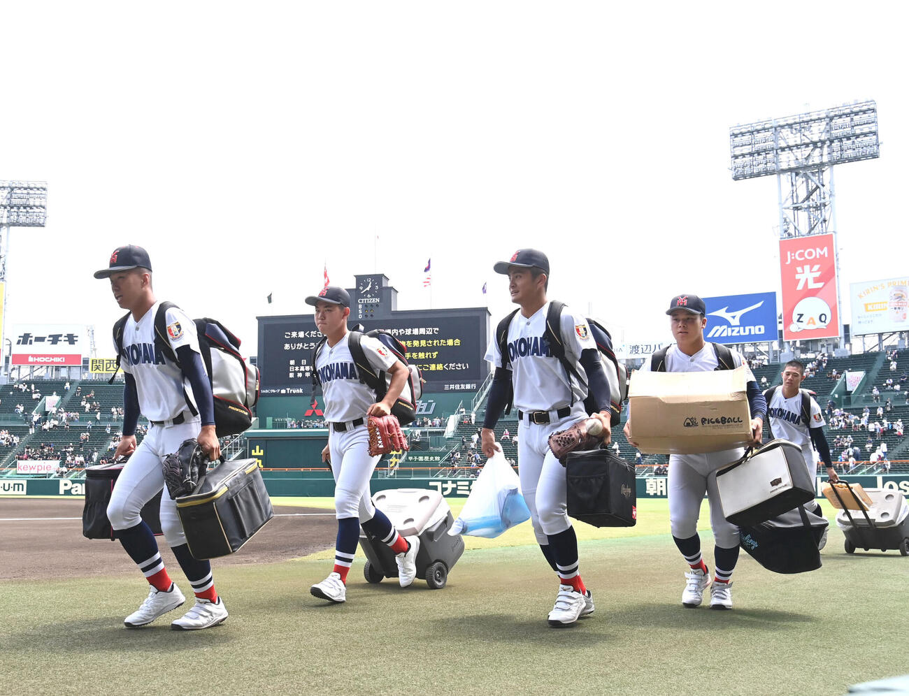 グラウンド入りする横浜ナイン（撮影・石井愛子）